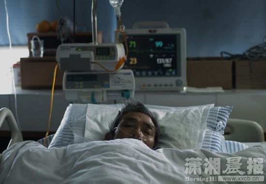 53岁环卫工摔成脑出血 目击者签名支持工伤认定