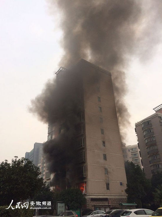 合肥一小区发生火灾并伴有爆炸声