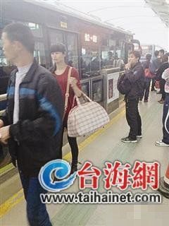 男孩公交上打开灭火器引慌乱4名乘客拥挤中受伤