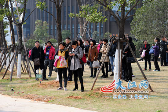 南昌红谷疑有人携炸药欲跳楼警方已控制现场
