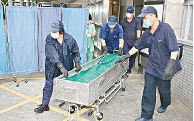 香港10岁女童在学校坠楼警方调查墙上手印