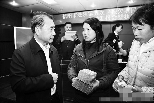 昆明包工头为讨薪车祸身亡儿女接力要回百万拖欠款
