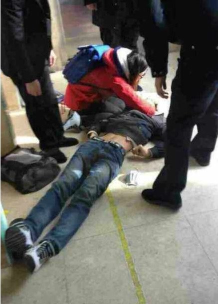男子取款机办业务被排队者刺死