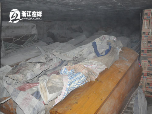 杭州一桥洞深夜起火现场发现数十口棺材