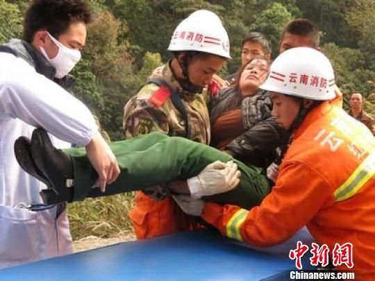 女子驾车操作不当坠入深沟致1人遇难