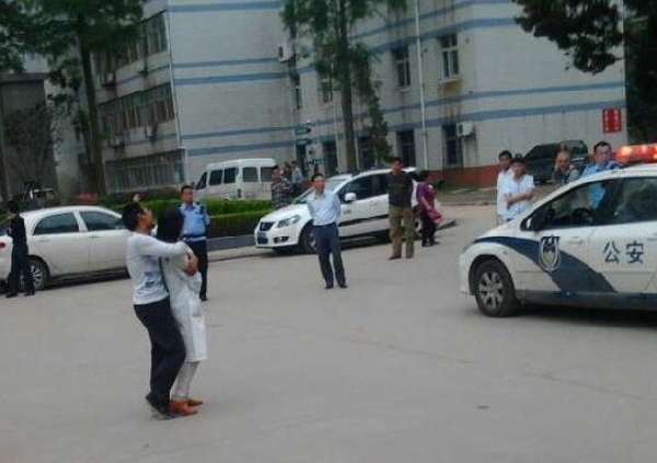 大学生撞倒老妇刀刺其家属劫持女医生获刑5年