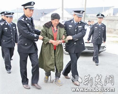 男子误杀工友潜逃20年藏山中被捕时已66岁