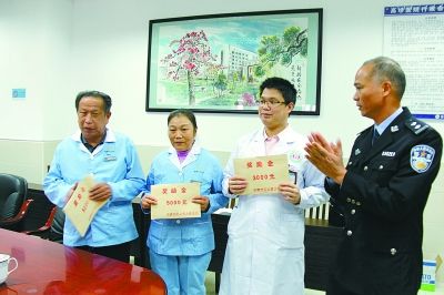 男子医院内刺伤女友3名医护人员将其制服