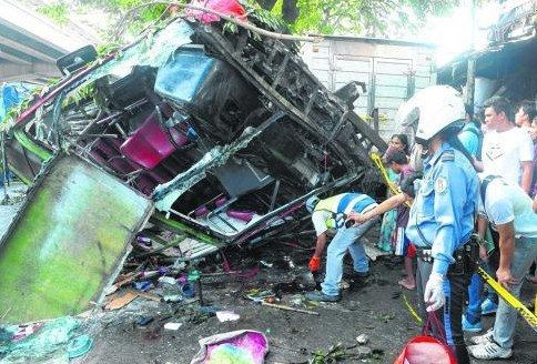 菲律宾巴士从高架公路坠落压毁货车致40多人死伤