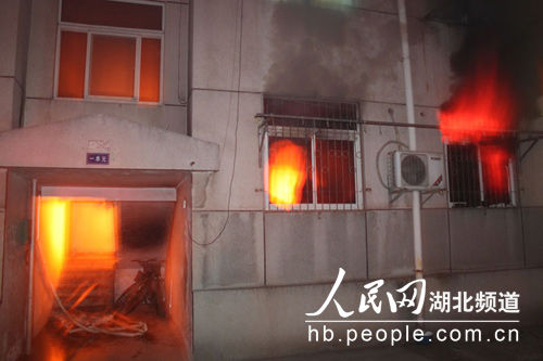 少年凌晨在家纵火致同楼22人被困系第2次纵火