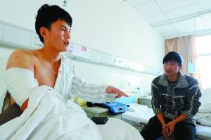 大学生见义勇为被连捅三刀因家贫无钱医治