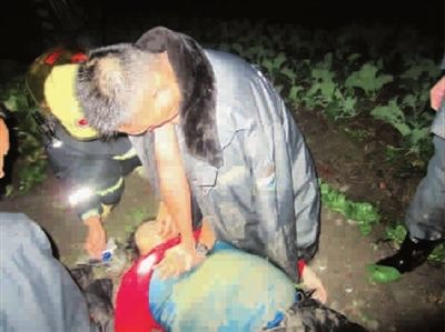 1家3口深夜乘黑出租坠河被民警解救1老人身亡