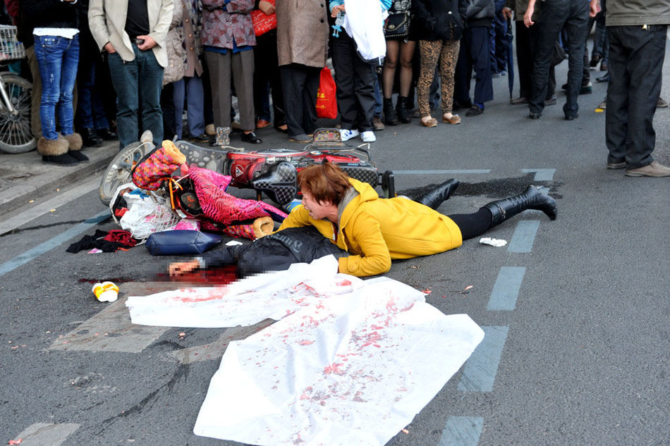 福州白马南路公交车碾死男孩事故现场