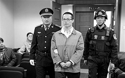 男子为筹路费看卖淫被抓女友抢劫杀人