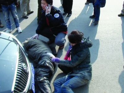 轿车冲撞公交站致1死3伤妻子喊先救老公