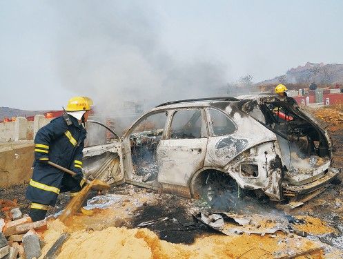 男子驾车在公墓上坟百万豪车“葬身”野火