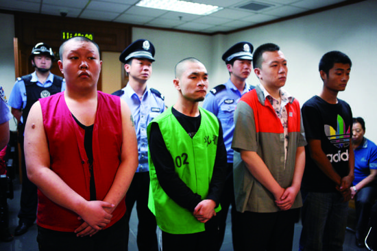 多名男子为垄断菜场批发生意扎死摊贩