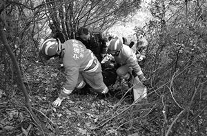 小伙透支1万无法偿还圣诞节跳崖挂树上被发现
