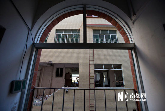 广州一处民宅电热水器爆炸大半堵墙被炸飞