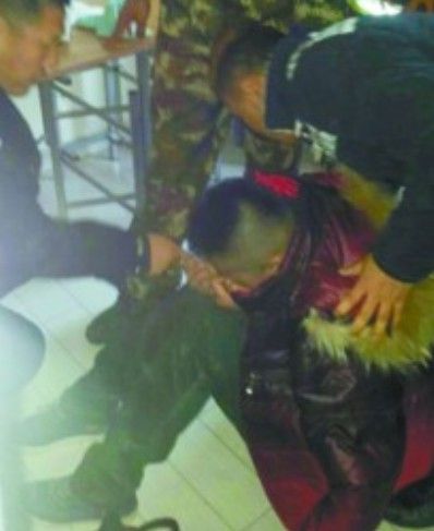 男子欲轻生爬17楼中途身体被冻僵硬向朋友求救