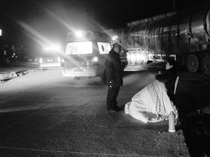 水泥罐车超限运输遇检查女车主柴油浇身欲自杀