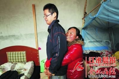27岁女子守护瘫痪前男友7年：把他当做亲人