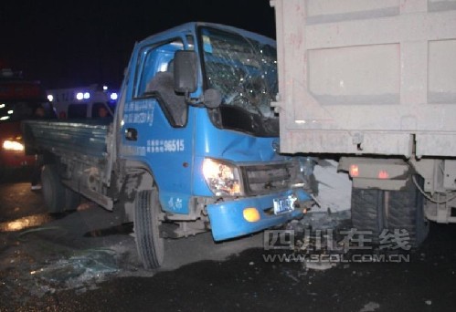 新都三辆车相撞一名女司机被困车内