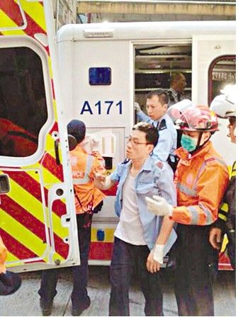 男子拒绝就医见人就砍警长好言相劝被劈两刀