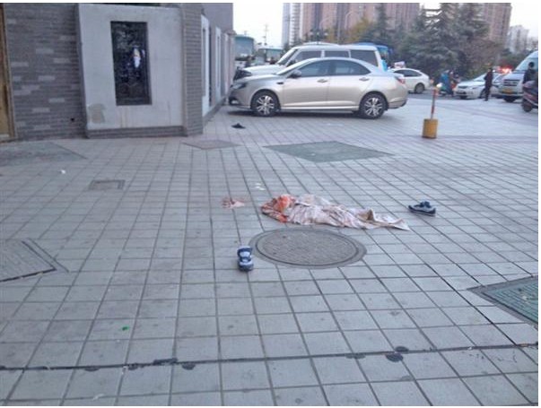 男孩逃课怕被发现将被单当降落伞跳楼身亡