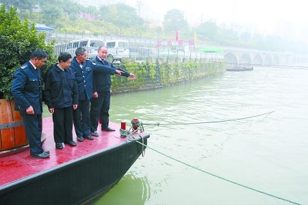 8旬老太坠江后漂浮江面100多米被船工救起