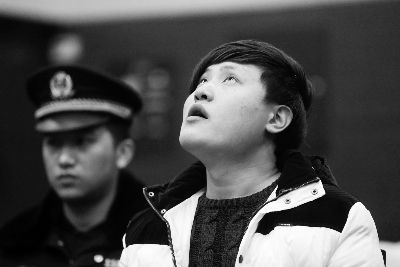 新手司机开车慌神坠桥致女友溺亡受审几度哽咽