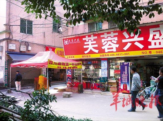 吸毒男子疑被追杀挟持人质警方夺刀将其抓获