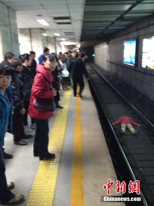 北京一女子跳站台轻生乘客紧急拦地铁救人