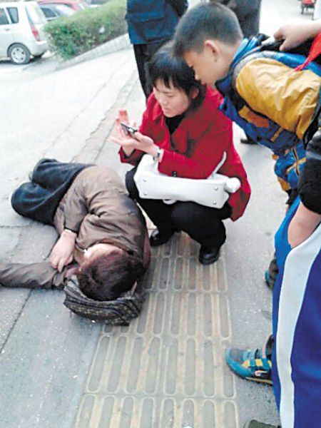 6旬老人倒地无人敢扶护士路过将其送医