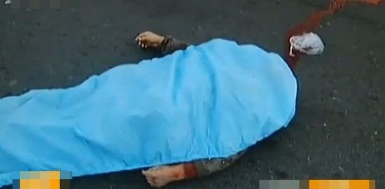 老太过绿灯被摩托车撞倒一分钟遭四车碾压死亡