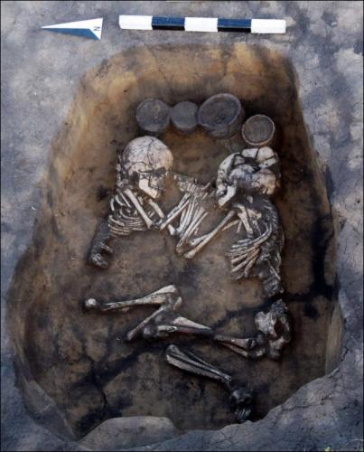 西伯利亚惊现3500年前情侣墓死亡也无法把我们分开