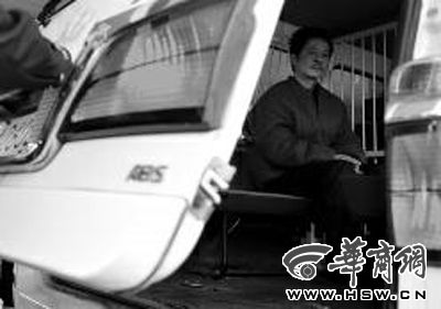男子盗窃铁路垫板杀害工人后潜逃21年