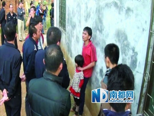 男子毒瘾发作砍伤老人挟持女童被抓
