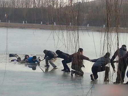 河北大学生掉进冰窟窿6名市民手牵手营救
