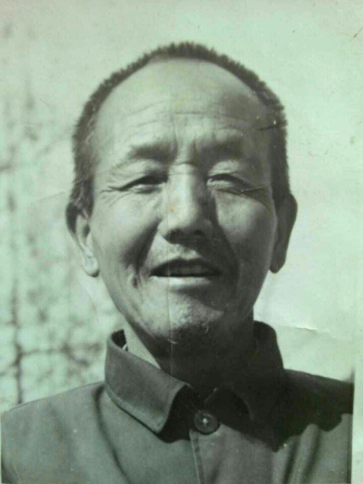 严父梁振清
