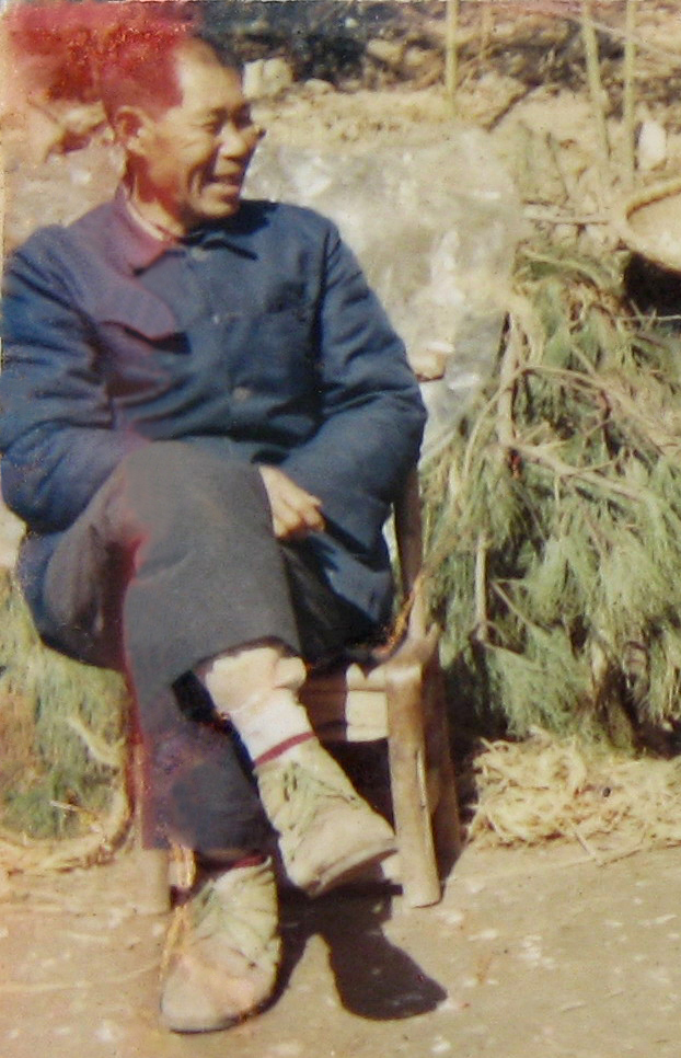 斯人已去，风范犹存！回忆是陈旧的忧伤，想念的泪，想念的痛，在午夜梦回，总是忘不了昔日的关怀，留下无尽的思念…