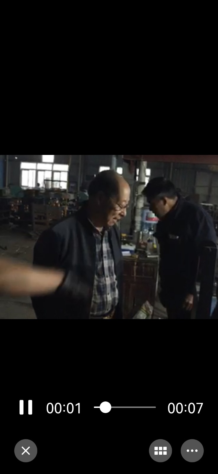 爸生前去厂里和工人谈话