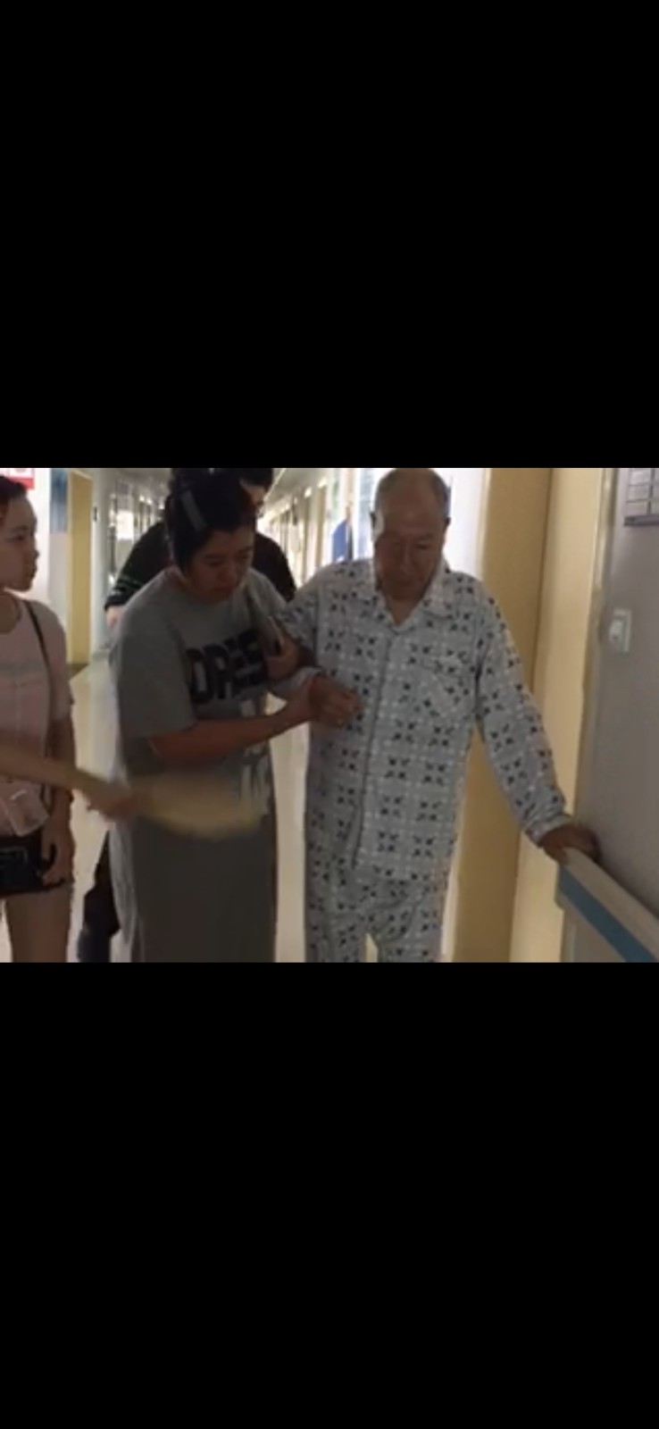 育英小学五（2）班 叶开
三年前，爷爷病重的时候，住在乐清市人民医院。那天，我和表姐、表哥、姐姐等七个人一起去病房看望爷爷。这是我最后一次看到爷爷的背影，这也是爷爷最后一次下病床走几步。
     当时，病魔已把爷爷折磨得皮包骨头。看到我们来了，尽管爷爷此时全身都因癌细胞转移，疼得受不了，但他仍笑着说：“孩子们，你们来了真好，快过来扶爷爷起来，我要下床走几步。”
    我们把爷爷扶起来，两个表哥在左边搀着爷爷，姐姐和表姐在右边扶着爷爷，我看到爷爷尽管痛得啮牙咧嘴，但他仍然努力地笑着，奋力地迈着他那沉重的步伐。
一步，两步，三步……爷爷艰难地往前挪动着脚步，每走一步，他都气喘如牛。才走了十来步，但我感觉像走了一个世纪那样漫长。搀扶爷爷走路的表哥、表姐们也已累得汗流浃背。我跟在他们后面，此时，我看到爷爷那瘦骨嶙峋的背影，小号的病服穿在他身上都显得空空荡荡的。而生病前，爷爷是虎背熊腰的，他的背影又高大又魁梧。看到爷爷因喘不上气而佝偻的背影，泪水顿时模糊了我的双眼。才走了十来步，爷爷就像快要倒下来似的。我们赶紧找了大人来，一起将爷爷扶回病床上。
躺下来喘了好久，爷爷才稍稍缓过来。他说：“孩子们，中秋节快到了，而爷爷可能活不到过年了，今天，趁你们都在，我想提前将压岁钱发给你们，可好？”我们都哭了。姐姐安慰爷爷：“不会的，爷爷，医生一定有办法治好您的病的。”爷爷看我们都哭了，强忍疼痛，他笑起来说：“没关系的，孩子们，今天我先给你们每个人各发五千元压岁钱，如果爷爷能活到过年，到时我再给你们各发五千元压岁钱。”
这时，尽管我心里很想哭，但我装作很开心地说：“好啊，好啊，我要爷爷给我发两次压岁钱，我要攒很多很多钱……”随后，爷爷给我们各发了五千元压岁钱。我们都收下了，并谢了爷爷。
此时，爷爷可能又痛得受不了了，他不愿让我们看到他痛苦的表情，他转过身去，背对着我们，催促我们快点回去。此时，我看到他使劲地抓住病床的扶栏，控制自己不因疼痛而喊出来。我们看到爷爷这个样子，也赶紧跑出去，因为我们怕自己会在病房里就哭出来。
这是我最后一次看到爷爷的背影。没过几天，就在三年前的中秋节前，爷爷永远地离开了我们。
我永远怀念我敬爱的爷爷，永远忘不了最后一次看到的那个让我心碎的背影。