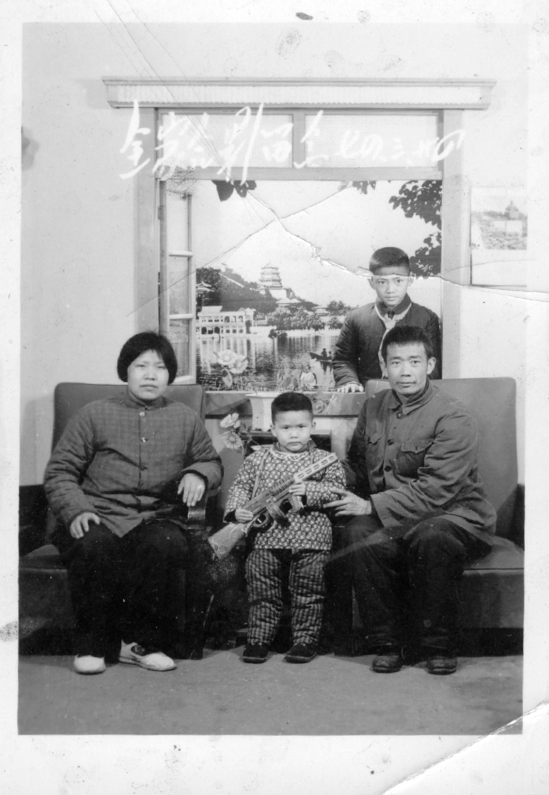 妹妹还未出生，爸爸给我买的冲锋枪，去照相馆照的