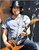 Motörhead 乐队的长期吉他手、Phil Campbell and the Bastards Sons 乐队的创始人菲尔·坎贝尔