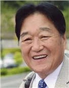 文学评论家，中国作家协会会员、延边作家协会会员崔三龙