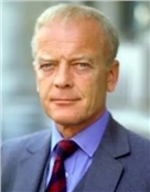英国男演员迈克尔·伯恩
