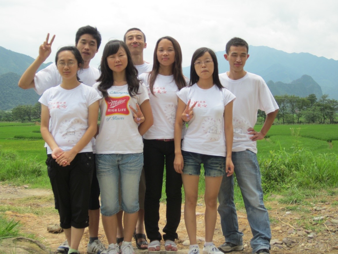图1暑期实践支队在桂林乡间的合影.jpg