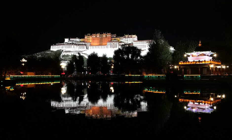 2019年9月飞鱼在拉萨拍布达拉宫夜景cut.jpg 2019年9月飞鱼在拉萨拍布达拉宫夜景cut.jpg